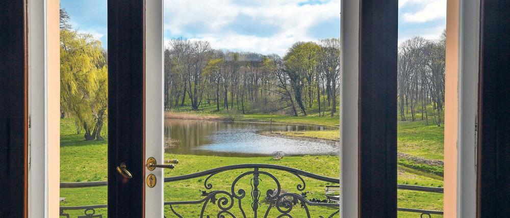 Den Blick öffnen. Die Aussicht ermöglicht es zumindest, wie hier aus einem Fenster des Vereins Schloss Trebnitz Bildungs- und Begegnungszentrum. Es ist eine Bildungsstätte mit politisch-kulturellem Profil und dem Schwerpunkt auf internationalen Austausch- und Beteiligungsprojekten in der deutsch-polnischen Grenzregion.