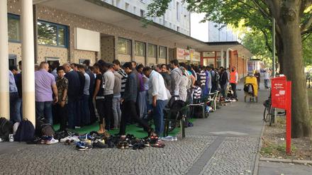 Platzfrage. In der Al-Farouk Moschee Am Kanal war nicht genug Platz für alle Gläubigen.