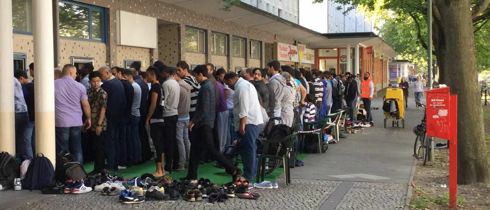 Platzfrage. In der Al-Farouk Moschee Am Kanal war nicht genug Platz für alle Gläubigen.