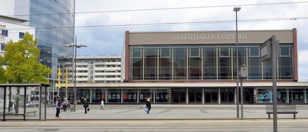 Vor der Stadthalle Cottbus wurde eine 20-jährige Gaststudentin aus Ägypten überfahren. Augenzeugen berichten, dass die Fahrzeuginsassen sie rassistisch beleidigt und gelacht haben sollen.