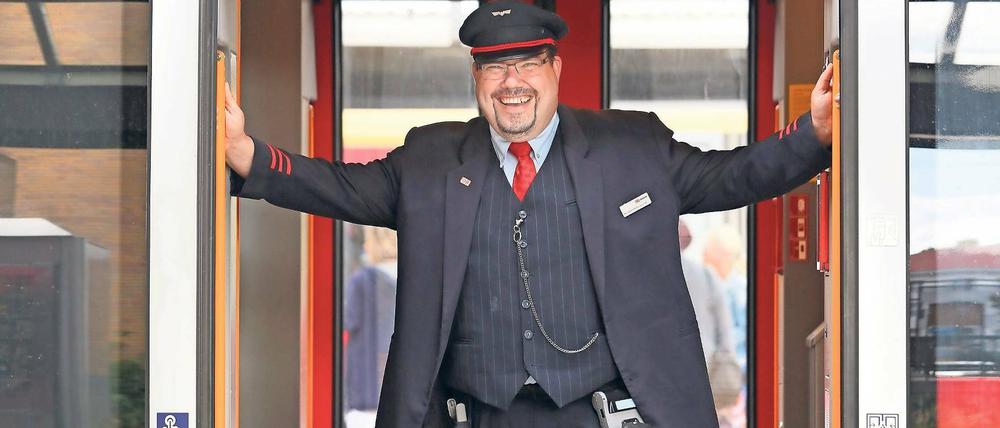 Gute Laune und eine Stimme zum Dahinschmelzen. Heiko Schmidt-Dworschak ist Zugbegleiter und berühmt für seine freundlichen, herzlichen Ansagen.