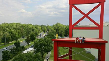 Markenzeichen roter Stuhl: Die Möbelhauskette XXXLutz will nach PNN-Informationen im Gewerbepark Friedrichspark eine neue Filiale öffnen.
