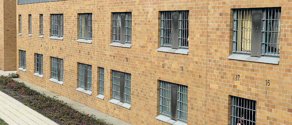 Hinter Gittern: Frank Schmökel wird nun in die Haftanstalt Luckau-Duben verlegt. Frühestens wenn er 70 Jahre alt ist, wird sich entscheiden, ob er noch einmal in Freiheit kommt.