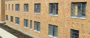 Hinter Gittern: Frank Schmökel wird nun in die Haftanstalt Luckau-Duben verlegt. Frühestens wenn er 70 Jahre alt ist, wird sich entscheiden, ob er noch einmal in Freiheit kommt.