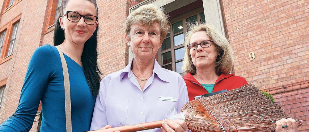 Gut gefegt. Petra Junker (m.) mit Heiderose Gerber (r.) und Martha Woschok vom Autonomen Frauenzentrum.