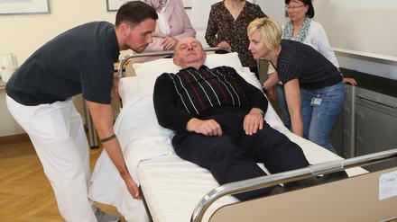 Im Pfiff-Kurs (Pflege fördern in Familien) des Bergmann-Klinikums zeigen Profis Angehörigen, wie Pflege praktisch geht. Das neue Angebot der Kurzzeitpflege im Gesundheitspark des Klinikums ist eine weitere ergänzende Maßnahme, um den Pflegenotstand in Potsdam zu lindern.