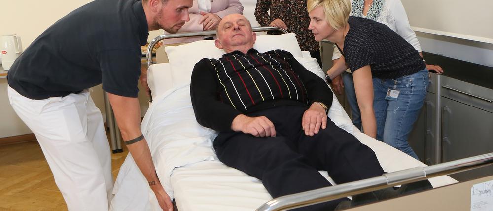 Im Pfiff-Kurs (Pflege fördern in Familien) des Bergmann-Klinikums zeigen Profis Angehörigen, wie Pflege praktisch geht. Das neue Angebot der Kurzzeitpflege im Gesundheitspark des Klinikums ist eine weitere ergänzende Maßnahme, um den Pflegenotstand in Potsdam zu lindern.