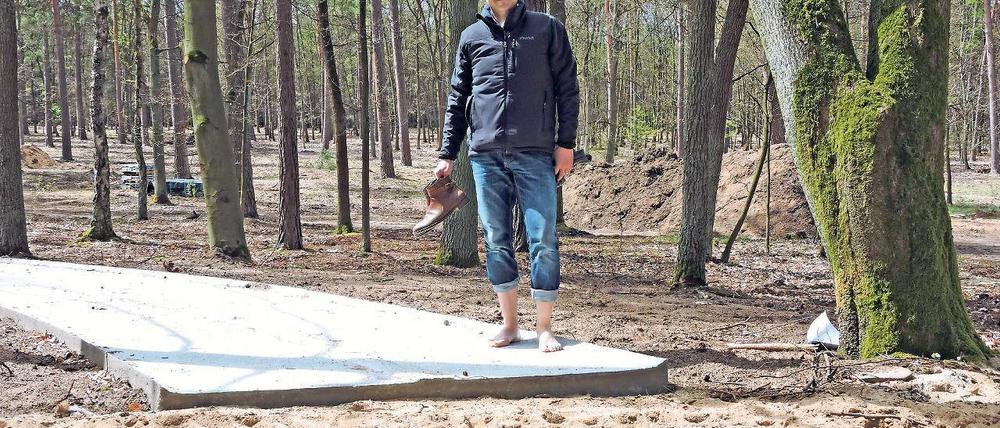 Bald mit den Füßen im Wasser. Das Becken soll in sechs Wochen gefüllt werden. Geschäftsführer Thomas Müller-Braun plant, seinen Barfußparcours am 6.Juni zu eröffnen.