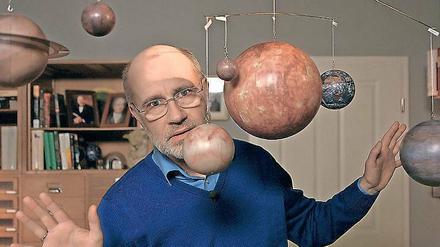 Beim ZDF funktioniert’s. Harald Lesch erklärt in „Leschs Kosmos“ das Sonnensystem, zu späterer Stunde vor fast zwei Millionen Zuschauern (11,2 Prozent Marktanteil).