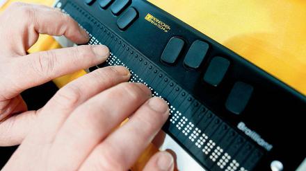 Barrierefrei im Netz. Blinden hilft beim Lesen eine Braillezeile, die den Bildschirminhalt in Punktschrift anzeigt.