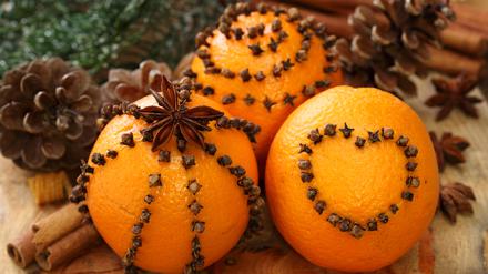 Mit gespickten Orangen duftet die Wohnung.