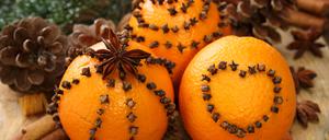 Mit gespickten Orangen duftet die Wohnung.