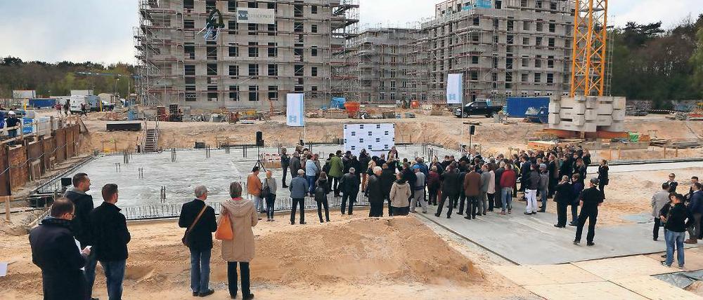 Großbaustelle. Im Brunnenviertel entstehen insgesamt 369 neue Wohnungen. Dazu soll es zwei Sporthallen geben. Alles reiht sich um einen großen Platz mit Brunnen.