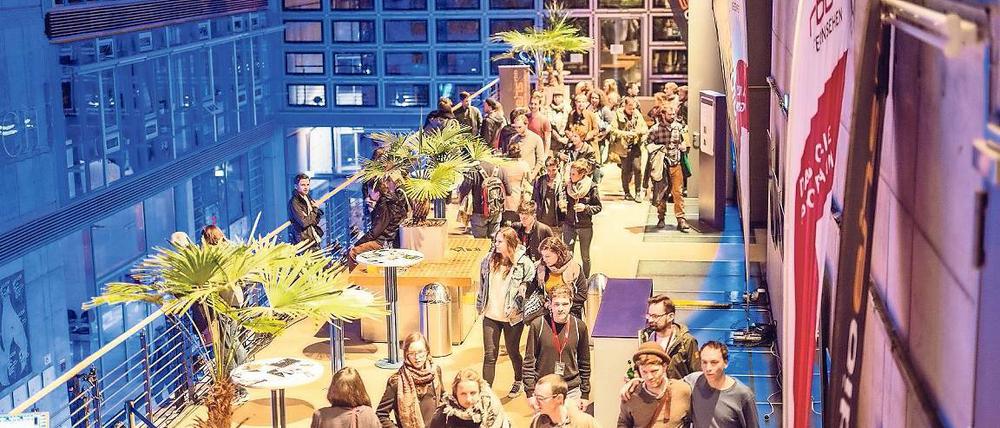 Süchtig schauen. 130 Filme sind in den kommenden fünf Tagen an der Potsdamer Filmuniversität zu sehen. Daneben gibt es noch Diskussionen, Führungen, Workshops und Sportliches.