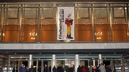 Vor der Stadthalle Cottbus wurde die 22-jährige Gaststudentin aus Ägypten überfahren. Wie mehrere Augenzeugen berichten, sollen die Beifahrer nach dem Unfall noch abfällig über die junge Frau gesprochen und sie ausgelacht haben.