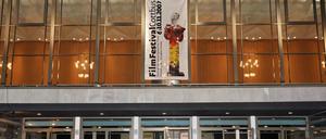 Vor der Stadthalle Cottbus wurde die 22-jährige Gaststudentin aus Ägypten überfahren. Wie mehrere Augenzeugen berichten, sollen die Beifahrer nach dem Unfall noch abfällig über die junge Frau gesprochen und sie ausgelacht haben.