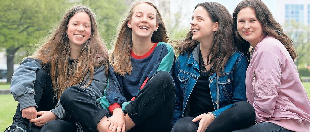 Arbeiten lieber ohne Jungs. Anna Kowalkowski, Annegret Warnke, Eleni Köhler und Lara Bäcke (v.l.) haben ein Theaterstück geschrieben. Nicht auf dem Foto: Teammitglied Lisa Rott.