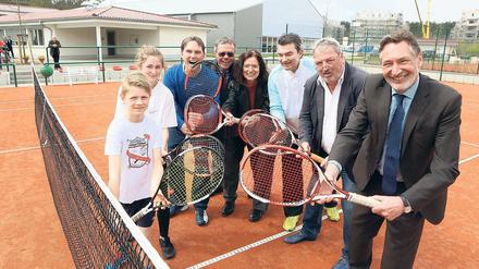 Aufschlag für Rot-Weiß. Am Freitagnachmittag wurde die neue Tennisanlage offiziell in Betrieb genommen, mit dabei: Oberbürgermeister Jann Jakobs (r.).