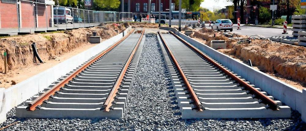 Jetzt wird’s eng. Bis zur Einmündung in die Nedlitzer Straße sind die Gleise schon größtenteils verlegt. Den Weiterbau über die Nedlitzer Straße sorgt nun dafür, dass ab dem 2. Mai auch die Fahrbahn verlegt werden muss und die Straße nur noch stadtauswärts befahrbar sein wird.