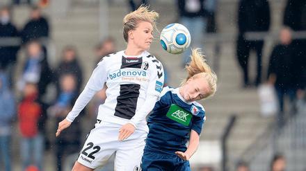 Debütantin. Turbines Caroline Siems (r./hier gegen Torschützin Lena Petermann) kam erstmalig in der ersten Liga zum Einsatz. Sie machte ihre Sache ordentlich, musste sich letztlich aber über die Niederlage ihrer Mannschaft ärgern.