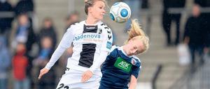 Debütantin. Turbines Caroline Siems (r./hier gegen Torschützin Lena Petermann) kam erstmalig in der ersten Liga zum Einsatz. Sie machte ihre Sache ordentlich, musste sich letztlich aber über die Niederlage ihrer Mannschaft ärgern.