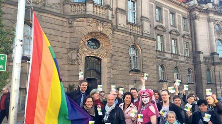 Potsdamer CSD: Mike Schubert (l.) hisste gemeinsam mit Kristy Augustin (CDU), Volkmar Schöneburg (Die Linke) und Marie-Luise Halem (B90/Die Grünen) die Flagge.