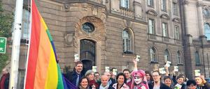Potsdamer CSD: Mike Schubert (l.) hisste gemeinsam mit Kristy Augustin (CDU), Volkmar Schöneburg (Die Linke) und Marie-Luise Halem (B90/Die Grünen) die Flagge.