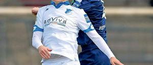 Sie ist gelbgesperrt. Turbine-Abwehrspielerin Johanna Elsig (r.) muss am Sonntag gegen Freiburg zuschauen.