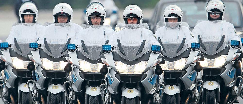 Im Dienste der Nation. Die Motorradstaffel der Berliner Polizei eskortiert ausländische Staatsgäste wie hier die Queen durch die Stadt. Eine von vielen hauptstadtbedingten Aufgaben, für die der Bund künftig mehr Geld bereitstellt.