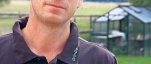 Sven Wachtmann ist Ingenieur für Gartenbau. Er rät, Blumen und Gemüsepflanzen mit Frühbeetvliesen, Säcken, leichten Decken oder Verpackungsplanen vor dem Frost zu schützen und Pflanzenkübel nahe an die Hauswand oder gleich in die Wohnung zu stellen.