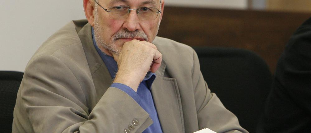 Horst Mahler, hier beim Prozessbeginn wegen Volksverhetzung im Landgericht Potsdam 2008.