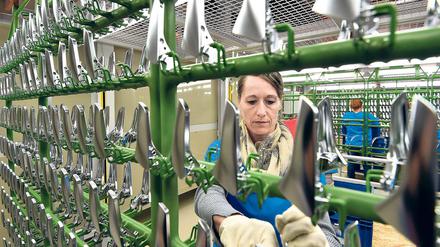 Es läuft wieder. Eine Mitarbeiterin von Boryszew kontrolliert in der Galvanik die Qualität der Teile. 2015 war die Betriebsstätte in weiten Teilen abgebrannt.