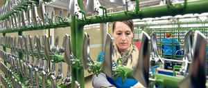 Es läuft wieder. Eine Mitarbeiterin von Boryszew kontrolliert in der Galvanik die Qualität der Teile. 2015 war die Betriebsstätte in weiten Teilen abgebrannt.