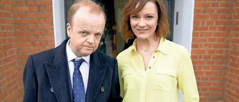 Als erfolgreicher Bänker bringt Roger ( Toby Jones) das Geld nach Hause. Ehefrau Arabella (Rachael Stirling) gibt es hingegen gerne wieder aus.