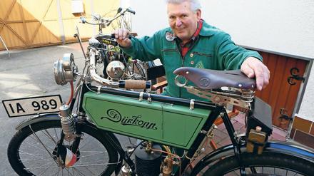 Ehrenplatz für den Ältesten. Auf der Jubiläumsausstellung wird Udo Müllers Dürkopp- Rad aus dem Baujahr 1902 auf einem drehbaren Podest stehen.