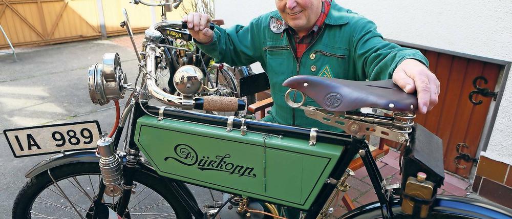 Ehrenplatz für den Ältesten. Auf der Jubiläumsausstellung wird Udo Müllers Dürkopp- Rad aus dem Baujahr 1902 auf einem drehbaren Podest stehen.