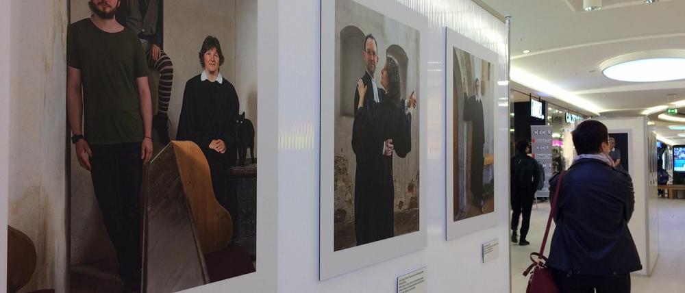 In den Potsdamer Bahnhofspassagen ist die Ausstellung „Luther und die Folgen. Reformation in Brandenburg“ zu sehen.