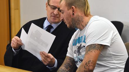 Marcel Zech beim Berurufungsprozess in Neuruppin im November 2016 mit seinem Anwalt Wolfram Nahrath.