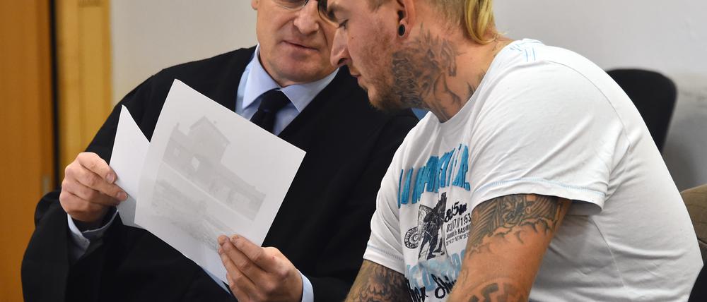Marcel Zech beim Berurufungsprozess in Neuruppin im November 2016 mit seinem Anwalt Wolfram Nahrath.