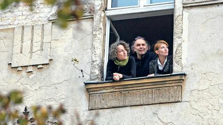 Halbe Treppe. Dass ihr Haus alles andere als modern ist, finden die Bewohner nicht schlimm - im Gegenteil. Hier im Bild zu sehen sind Anja Henke, Ingo Albrand und Jördis Borak (v.l.).