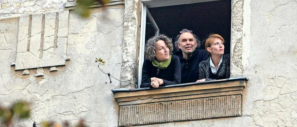 Halbe Treppe. Dass ihr Haus alles andere als modern ist, finden die Bewohner nicht schlimm - im Gegenteil. Hier im Bild zu sehen sind Anja Henke, Ingo Albrand und Jördis Borak (v.l.).