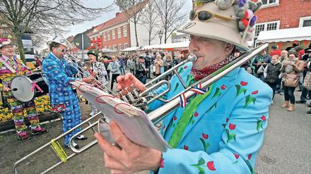 Stimmung auf Niederländisch. Im vergangenen Jahr fand das Tulpenfest nach einer zweijährigen Pause wieder statt – erstmals auf dem Bassinplatz statt im Holländischen Viertel selbst, unter anderem aus Sicherheitsgründen. Auch diesmal wird wieder auf dem Bassinplatz gefeiert.