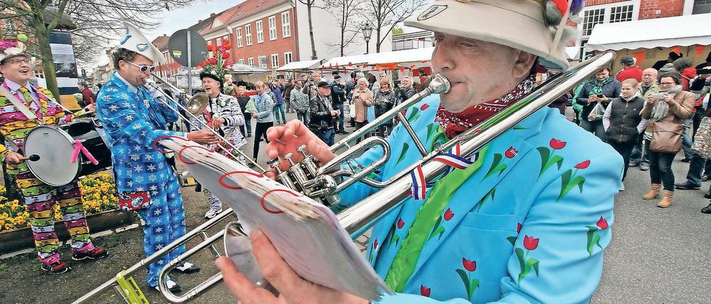 Stimmung auf Niederländisch. Im vergangenen Jahr fand das Tulpenfest nach einer zweijährigen Pause wieder statt – erstmals auf dem Bassinplatz statt im Holländischen Viertel selbst, unter anderem aus Sicherheitsgründen. Auch diesmal wird wieder auf dem Bassinplatz gefeiert.