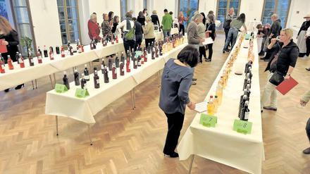 Werderaner Vielfalt. 29 Erzeuger haben 231 Obstweine zur Verkostung abgegeben. Erstmals trafen sich die Tester im großen Saal des Werderaner Schützenhauses auf der Insel.