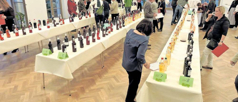 Werderaner Vielfalt. 29 Erzeuger haben 231 Obstweine zur Verkostung abgegeben. Erstmals trafen sich die Tester im großen Saal des Werderaner Schützenhauses auf der Insel.