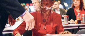 Kein Verständnis für kritische Anmerkungen zur Willkommenskultur hatte der Aktivist, der Linken-Politikerin Sahra Wagenknecht im Mai 2016 mit einer Torte angriff.