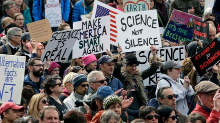 Amerikanische Wissenschaftler demonstrieren in Boston für die Anerkennung der Bedeutung der Wissenschaft. Sie wollen «alternativen Fakten» und anderen wissenschaftsfeindlichen Tendenzen entgegentreten.