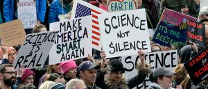 Amerikanische Wissenschaftler demonstrieren in Boston für die Anerkennung der Bedeutung der Wissenschaft. Sie wollen «alternativen Fakten» und anderen wissenschaftsfeindlichen Tendenzen entgegentreten. 