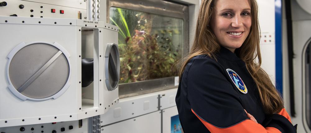 Sie wäre dann mal weg. Die Potsdamerin Susanne Peters in einem Raum-Trainingsanzug auf dem Weg zu Deutschlands erster Astronautin. 2020 möchte sie zur Internationalen Raumstation (ISS) fliegen.