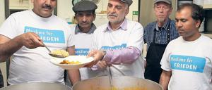 Mitglieder der Ahmadiyya-Gemeinde brachten am Samstag große Portionen für Potsdamer Bedürftige in die Suppenküche – es gab Hühnchen und Reis auf indische Art.